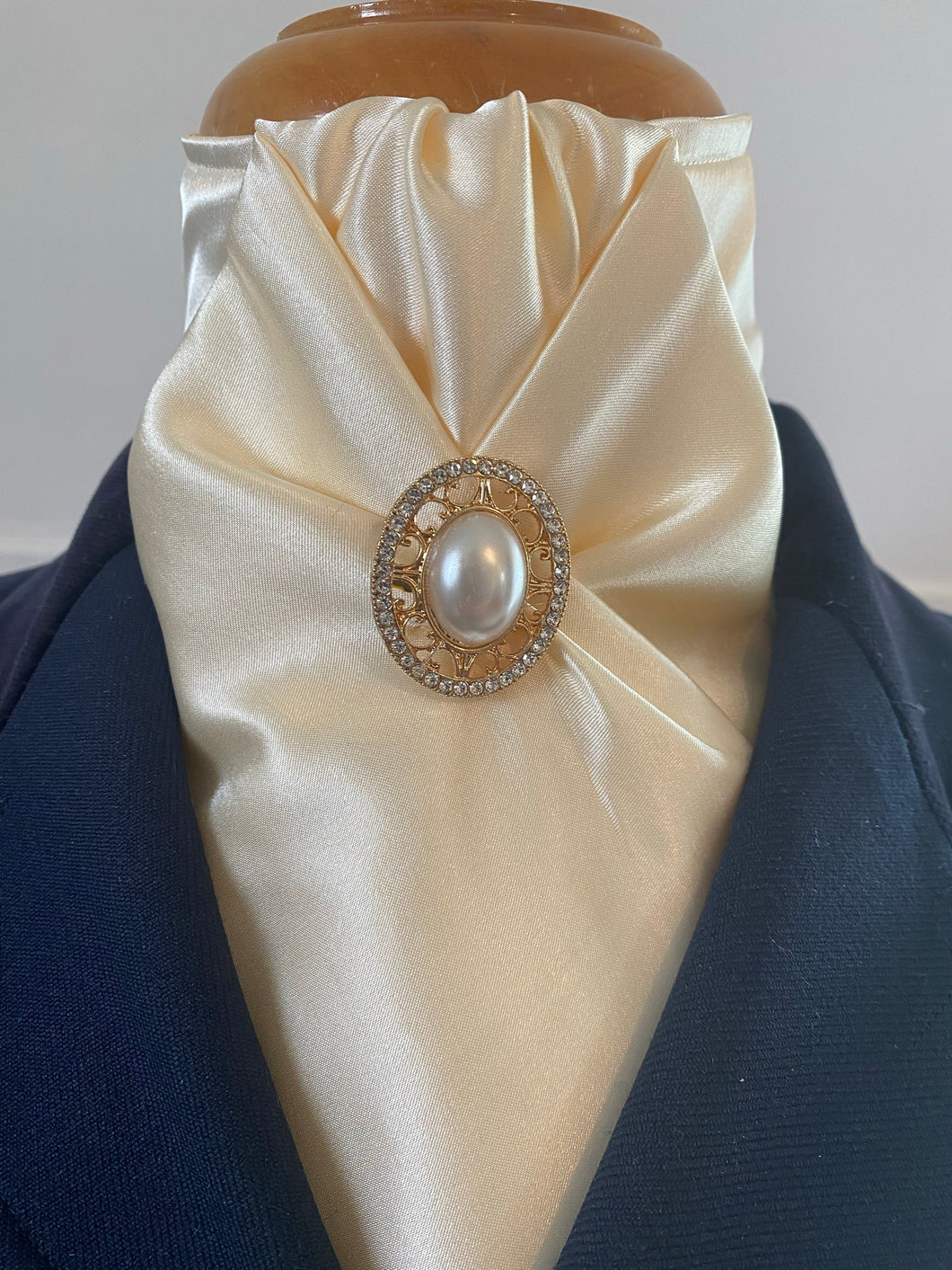HHD Cream or White Satin Hunter Sari Pretied Stock Tie