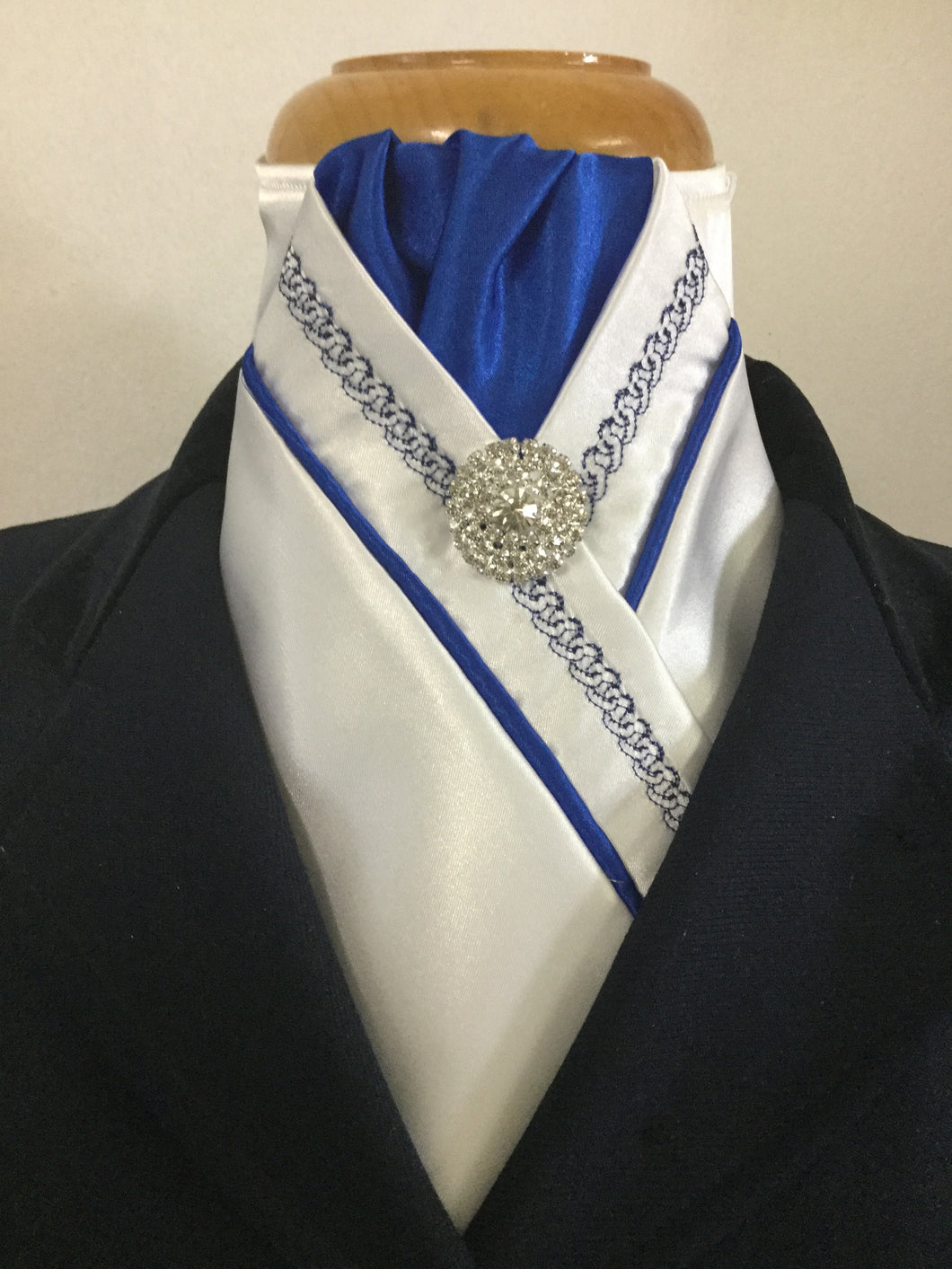 HHD Pretied Stock Tie White Satin Royal Blue Chain Embroidered