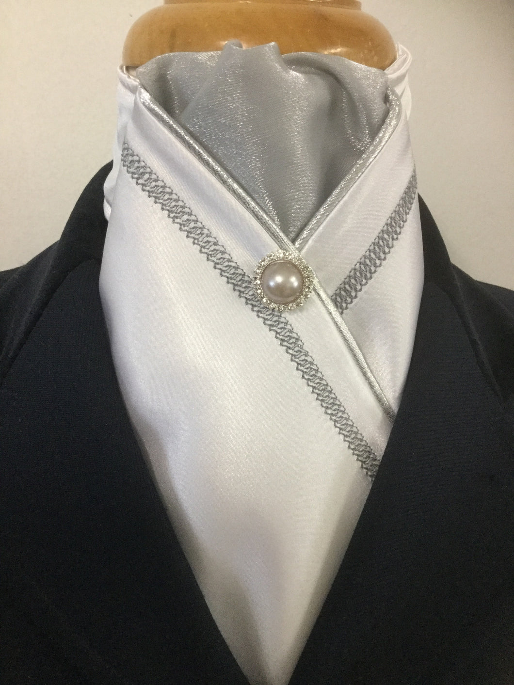 HHD White Satin Pretied Stock Tie Chain Embroidered 'Silver'