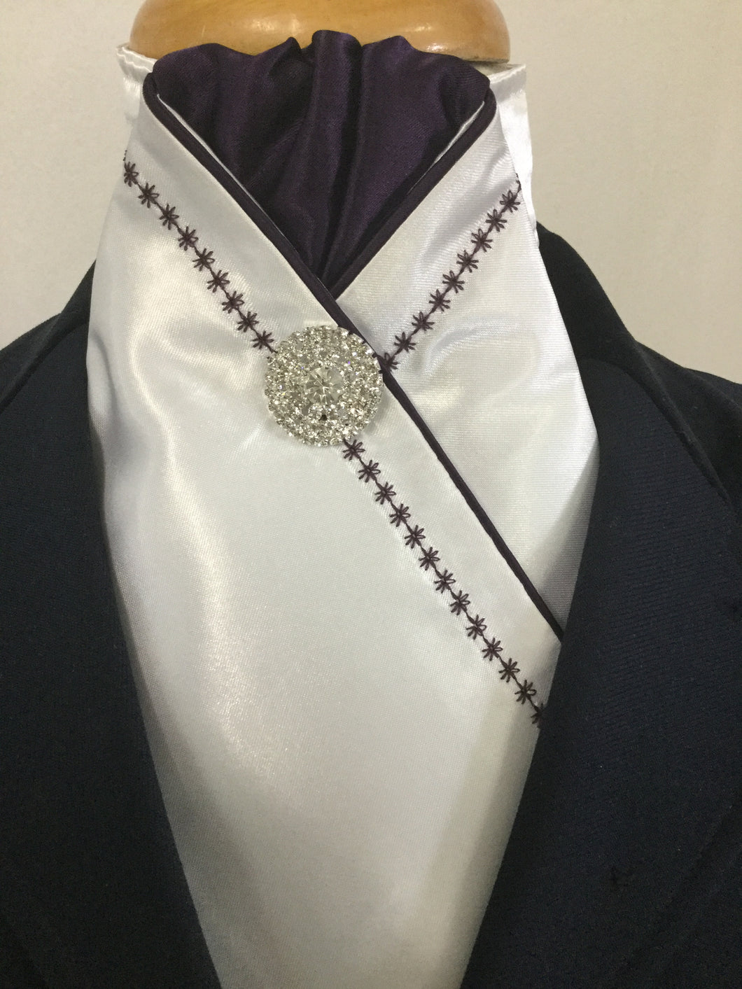 HHD White Satin Pretied  Stock Tie Embroidered in Navy